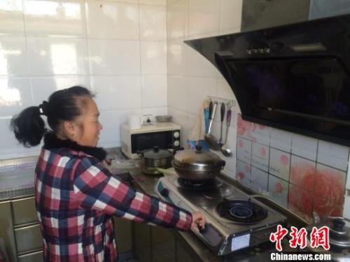 圖為居民用燃氣灶做飯?！±钔ヒ?攝